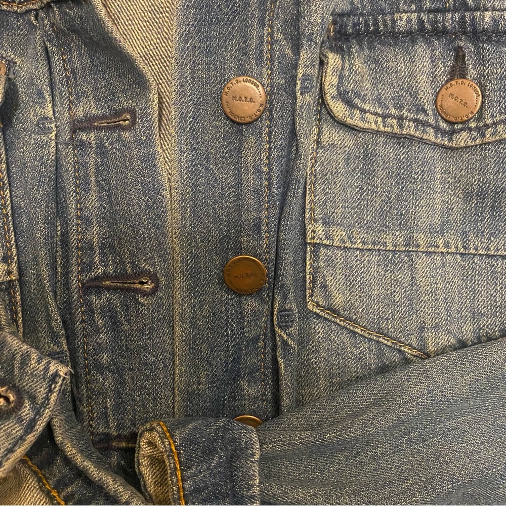 TOPSHOP • Distressed Denim Jacket - Picture 2 of 7